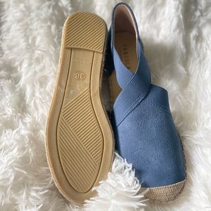 Beautiful blue espadrille shoes. Excellent for summer and a long walk.